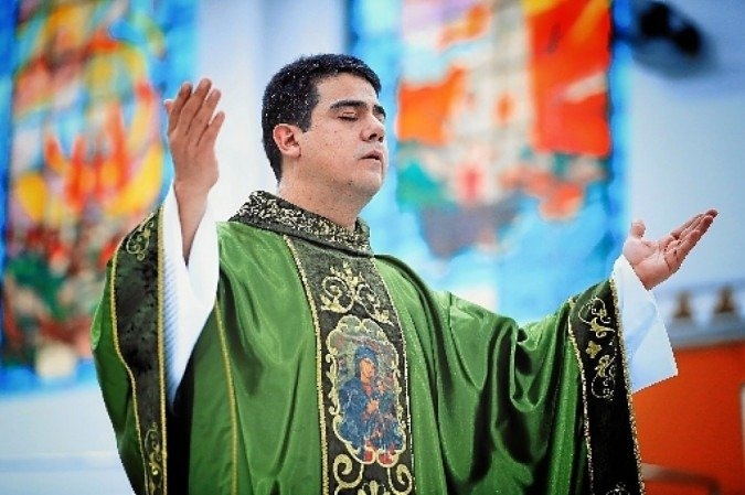 Suspeita de ilegalidade das provas leva ministro a suspender ação penal contra padre Robson