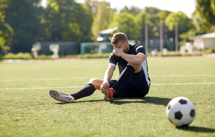 Jogador de futebol obtém estabilidade no emprego após lesão