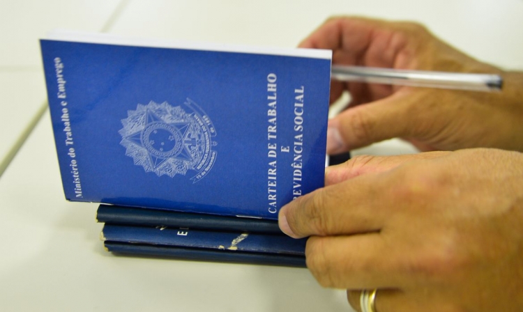 Empregada de banco estadual sucedido pelo Bradesco pode ser dispensada sem motivação