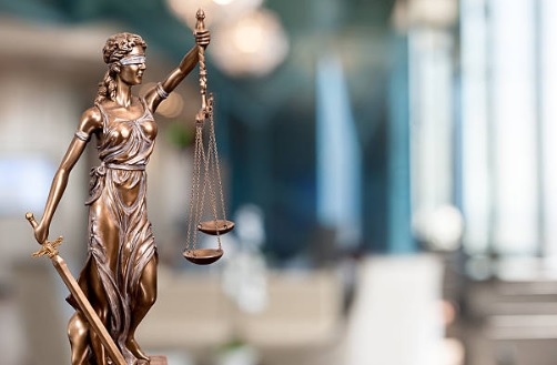 Maioridade atual da vítima não impede aplicação de multa por descumprimento de dever dos pais